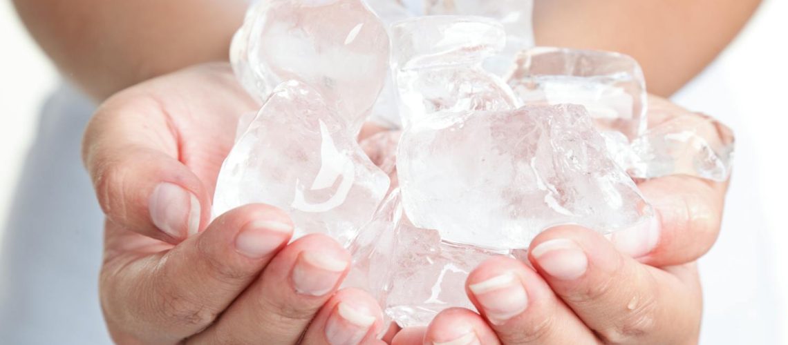Appliquer un glaçon sur une brûlure, est-ce une bonne idée ? Appliquer un glaçon sur une brûlure, est-ce une bonne idée ?